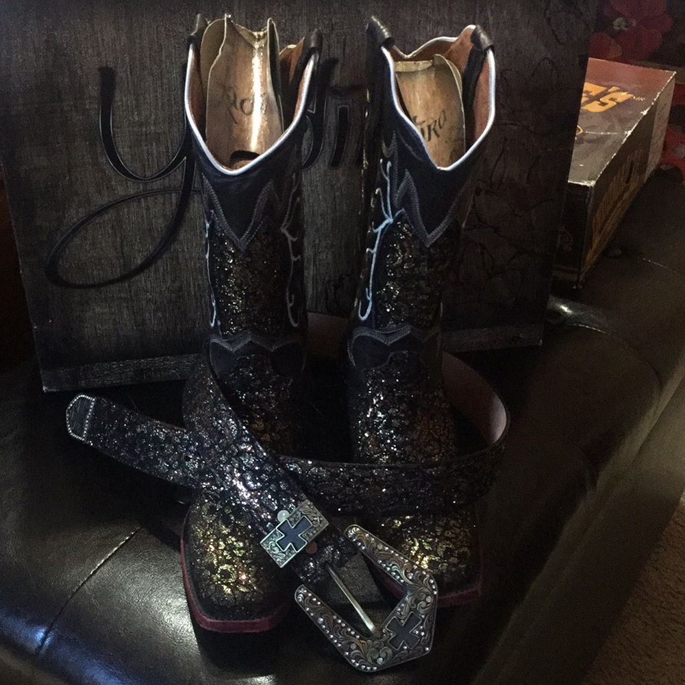 Ladies cowgirl Boots & belt